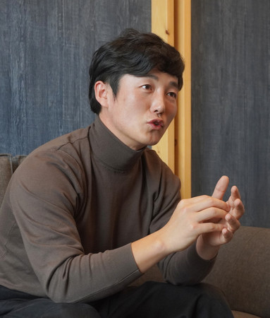 取材に応じる北朝鮮の元軍人リュ・ソンヒョンさん=14日、ソウル