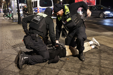 21日、ベルリンのホロコースト追悼施設付近で男を拘束するドイツ警察(EPA時事)