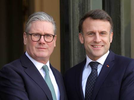 スターマー英首相（左）とフランスのマクロン大統領＝１７日、パリ（ＥＰＡ時事）