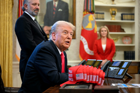 ホワイトハウスで記者団の取材に応じるトランプ米大統領=2月25日(AFP時事)