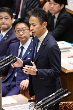 参院予算委員会で質問する公明党の谷合正明参院会長＝６日午前、国会内