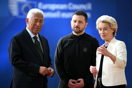 ６日、ブリュッセルで欧州連合（ＥＵ）特別首脳会議に臨むコスタＥＵ大統領（左）、ウクライナのゼレンスキー大統領（中央）、フォンデアライエン欧州委員長（ＡＦＰ時事）