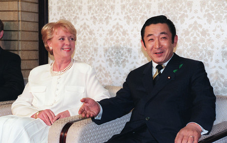 アイスランドのフィンボガドッティル大統領（左）と会談する橋本龍太郎首相（肩書は当時）＝１９９６年４月、首相官邸