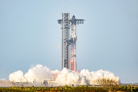６日、米南部テキサス州ボカチカビーチで打ち上げられたスペースＸの大型宇宙船「スターシップ」（ＡＦＰ時事）