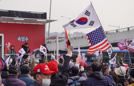 7日、韓国の尹錫悦大統領の釈放決定の報を受け、ソウルの大統領公邸近くに駆け付けた支持者ら