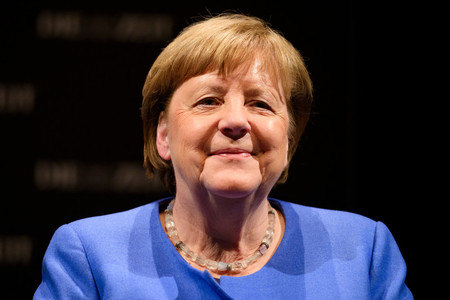 ドイツのメルケル前首相=2月5日、北部ハンブルク(AFP時事)