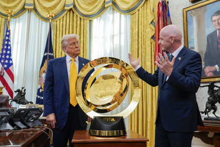 7日、ホワイトハウスで国際サッカー連盟(FIFA)のインファンティノ会長(右)と面談するトランプ米大統領(EPA時事)
