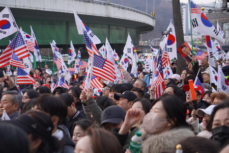 ８日、韓国の尹錫悦大統領の釈放を受け、ソウルの大統領公邸前に集まった支持者ら