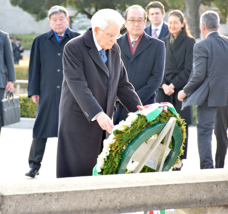 平和記念公園内の原爆死没者慰霊碑に献花するイタリアのマッタレッラ大統領（手前）＝８日、広島市中区