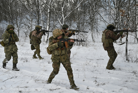 野外訓練演習を実施するウクライナ軍兵士＝２月１６日、ドネツク州（ＡＦＰ時事）