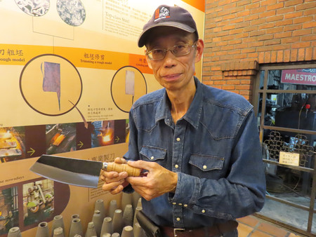 砲弾から作った包丁を見せる呉増棟さん=2月28日、台湾金門県
