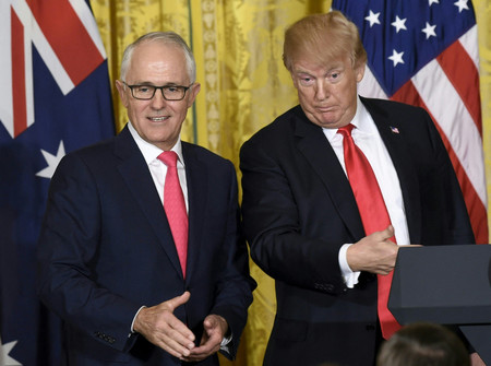 オーストラリアのターンブル元首相(左)とトランプ米大統領=2018年2月、ワシントン(AFP時事)