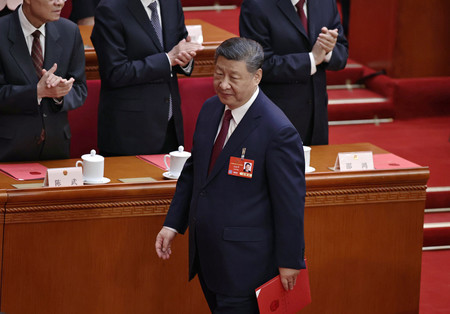 １１日、中国・北京の人民大会堂で全国人民代表大会（全人代）の閉幕式を終え、会場を後にする習近平共産党総書記（国家主席）（ＥＰＡ時事）