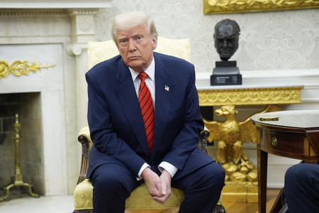 13日、ワシントンで北大西洋条約機構(NATO)のルッテ事務総長と会談するトランプ米大統領(EPA時事)