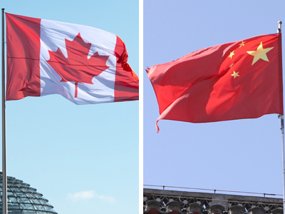 カナダ(写真左、EPA時事)と中国の国旗