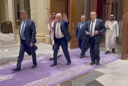 24日、サウジアラビアの首都リヤドで、米国との実務者会合を終えたロシア代表団=ロシア外務省提供の動画より(EPA時事)