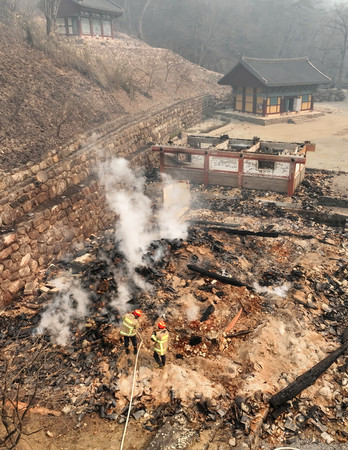 ２６日、韓国南東部の慶尚北道義城郡で山火事の消火活動に当たる消防士（ＥＰＡ時事）