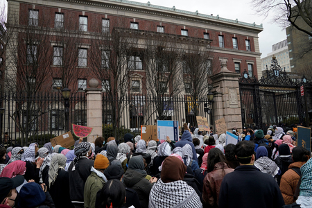米バーナード大で、抗議活動を行うパレスチナ支持派の学生ら=2月27日、ニューヨーク(AFP時事)