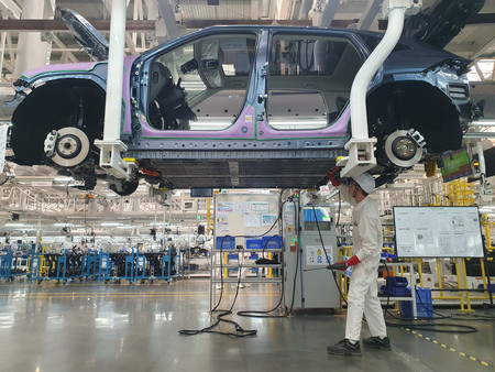 報道陣に初公開されたホンダの電気自動車（ＥＶ）専用工場の生産ライン＝２６日、中国広東省広州市