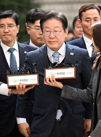 26日、ソウル高裁に到着した韓国の革新系最大野党「共に民主党」の李在明代表(EPA時事)