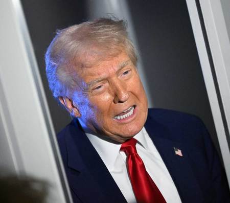 トランプ米大統領=3日、専用機内(AFP時事)