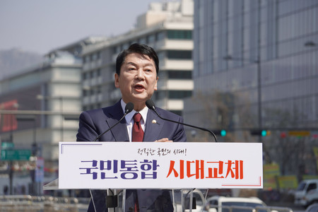 8日、ソウルで大統領選出馬を表明する与党「国民の力」の安哲秀議員