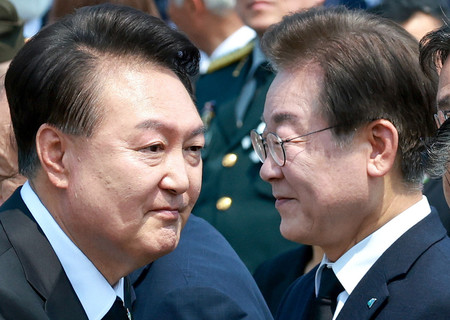 韓国の尹錫悦前大統領(左)と革新系最大野党「共に民主党」の李在明代表=2024年6月、ソウル(EPA時事)
