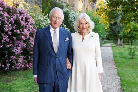 7日、訪問先のローマで記念撮影するチャールズ英国王(左)とカミラ夫人(英王室提供)(AFP時事)