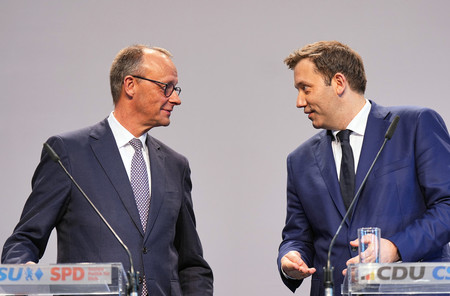 ドイツのメルツ・キリスト教民主同盟(CDU)党首(左)とクリンクバイル社会民主党(SPD)党首=9日、ベルリン(dpa時事)