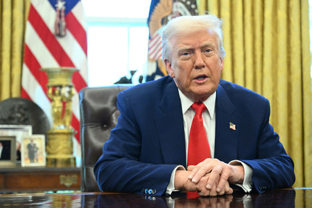 9日、ホワイトハウスで記者団に話すトランプ米大統領(AFP時事)