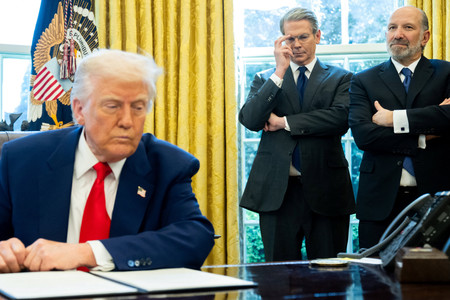 トランプ米大統領(左)とベセント財務長官(中央)、ラトニック商務長官=9日、米ワシントン(AFP時事)