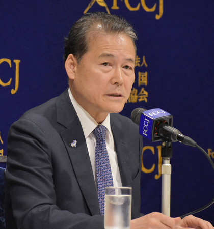 日本外国特派員協会で記者会見する韓国の金暎浩統一相=10日午後、東京都千代田区