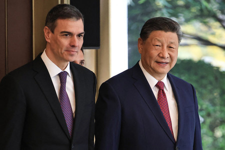 １１日、北京で会談に臨む中国の習近平国家主席（右）とスペインのサンチェス首相（ＡＦＰ時事）