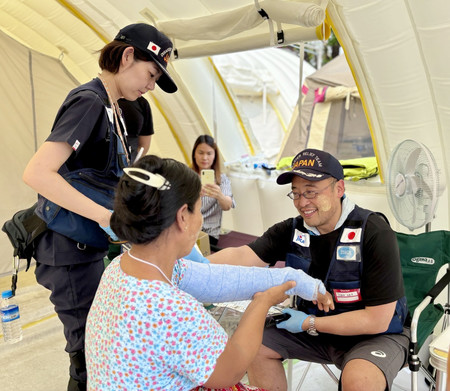 ミャンマー地震の被災者を診察する日本の国際緊急援助隊の医療チーム=6日、中部マンダレー(JICA提供・時事)