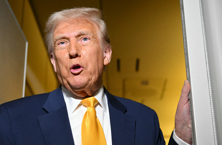 トランプ米大統領＝１２日、大統領専用機内（ＡＦＰ時事）