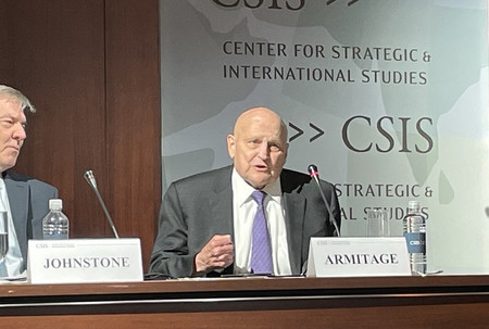 講演するアーミテージ元米国務副長官＝２０２４年４月、ワシントン