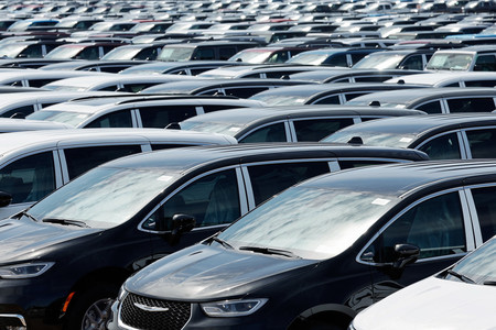 カナダ・オンタリオ州ウィンザーにある自動車大手ステランティスの工場で組み立てられたミニバン=3日(AFP時事)