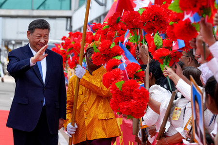 17日、カンボジアのプノンペン国際空港に到着した中国の習近平国家主席(AFP時事)