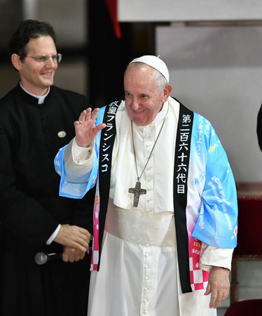 法被を着て笑顔を見せるフランシスコ・ローマ教皇=2019年11月、東京都文京区