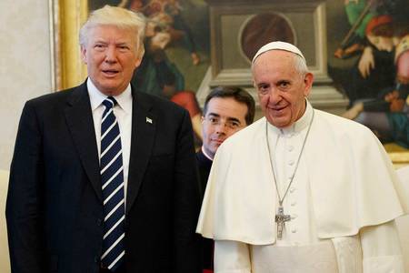 2017年5月24日、バチカンを訪れたトランプ米大統領(左)と会談するフランシスコ・ローマ教皇(AFP時事)