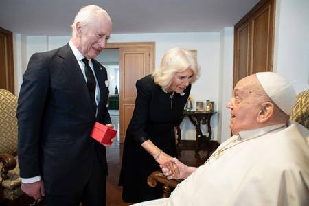 ９日、バチカンでチャールズ英国王（左）、カミラ夫人（左から２人目）と面会するフランシスコ・ローマ教皇（バチカンメディア提供・ＡＦＰ時事）