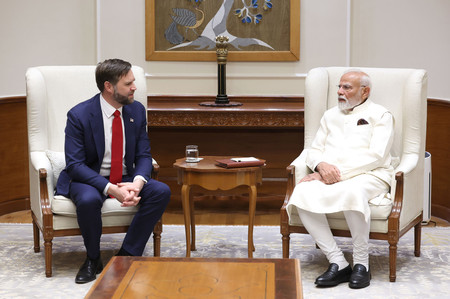 ２１日、ニューデリーで会談するバンス米副大統領（左）とインドのモディ首相（ＥＰＡ時事）