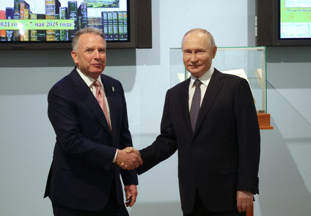プーチン大統領(右)とウィトコフ米中東担当特使=11日、ロシア北西部サンクトペテルブルク(AFP時事)
