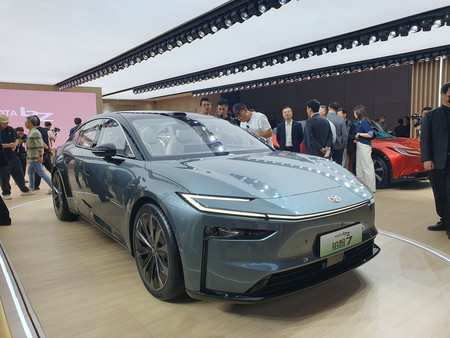 中国の上海モーターショーで公開されたトヨタ自動車の電気自動車(EV)新モデル「bZ7」=23日
