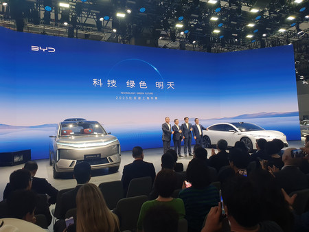 上海モーターショーで開催された中国電気自動車(EV)最大手・比亜迪(BYD)の新車発表会=23日