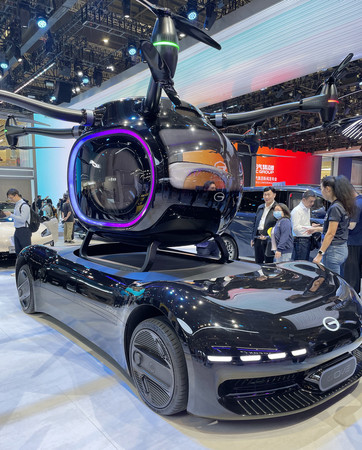 中国の上海モーターショーで展示された広州汽車のｅＶＴＯＬ「ＧＯＶＥ」＝２３日