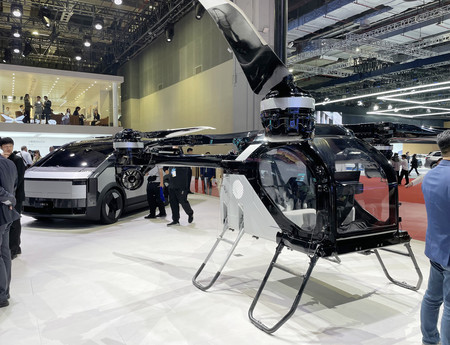 中国の上海モーターショーで展示された小鵬汽車のｅＶＴＯＬを車体に収容できる「陸地航母」＝２３日