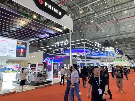 上海モーターショーに出展した自動車部品企業のブース=24日、中国・上海