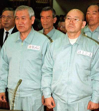 1996年12月、ソウル高裁の被告人席に立つ全斗煥(右)、盧泰愚両氏(AFP時事)