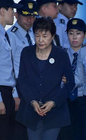 2017年5月、ソウル中央地裁に入る朴槿恵氏(EPA時事)